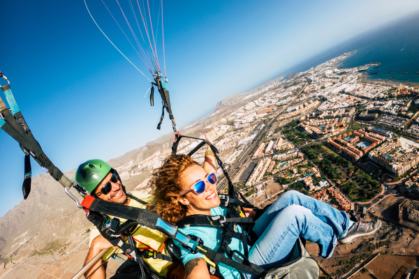 mujer saltando en paracaídas con subidón de dopamina