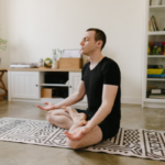 hombre practicando Mindfulness en su salón